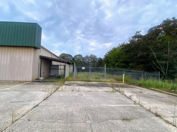 Former IGA Grocery Store : 6071 US --411 , Benton, TN 37307
